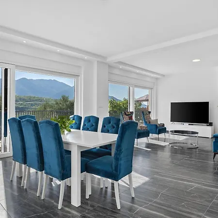 New!villa Giro Villa